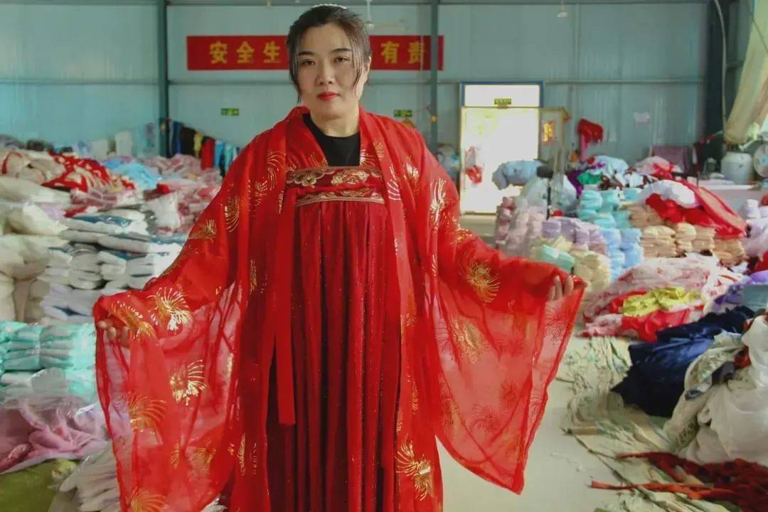 面对困境，我们是否会穷到卖首饰？