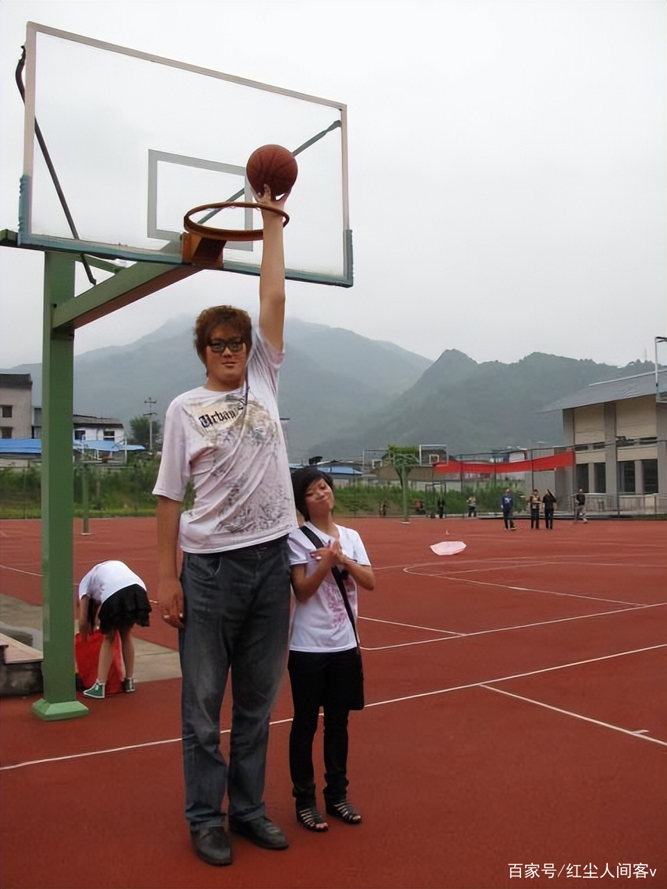 考场现2米巨人，高考生的励志故事考场现2米23高考生比姚明高吗