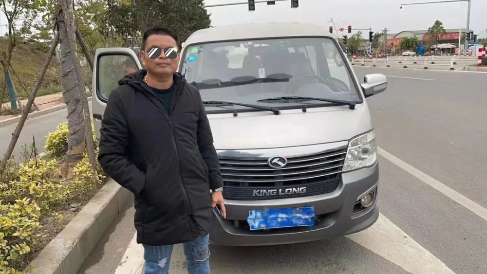 自带面包车司机求职—一位专业司机的职业追求与选择自带面包车司机求职能挣多少